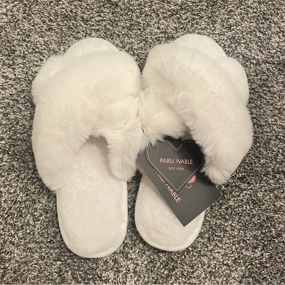 Shoes - Parlovable Women's Cross Band Slippers White New With Tags Size 7/8
